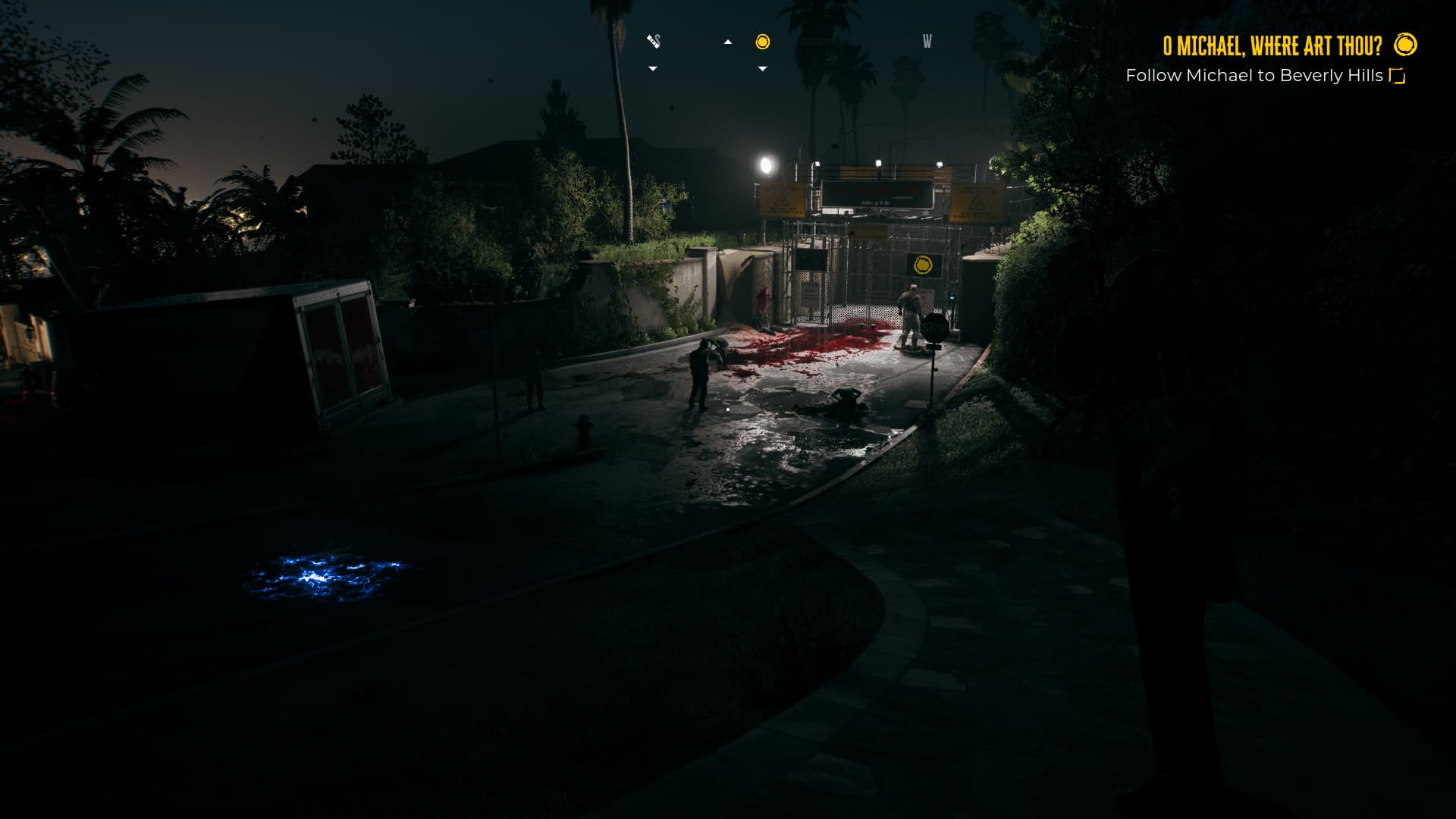 Una calle con una bajada, por la noche y cerca de un puesto militar pandémico. Se ven unos cuantos zombies y el efecto de la electricidad en un charco